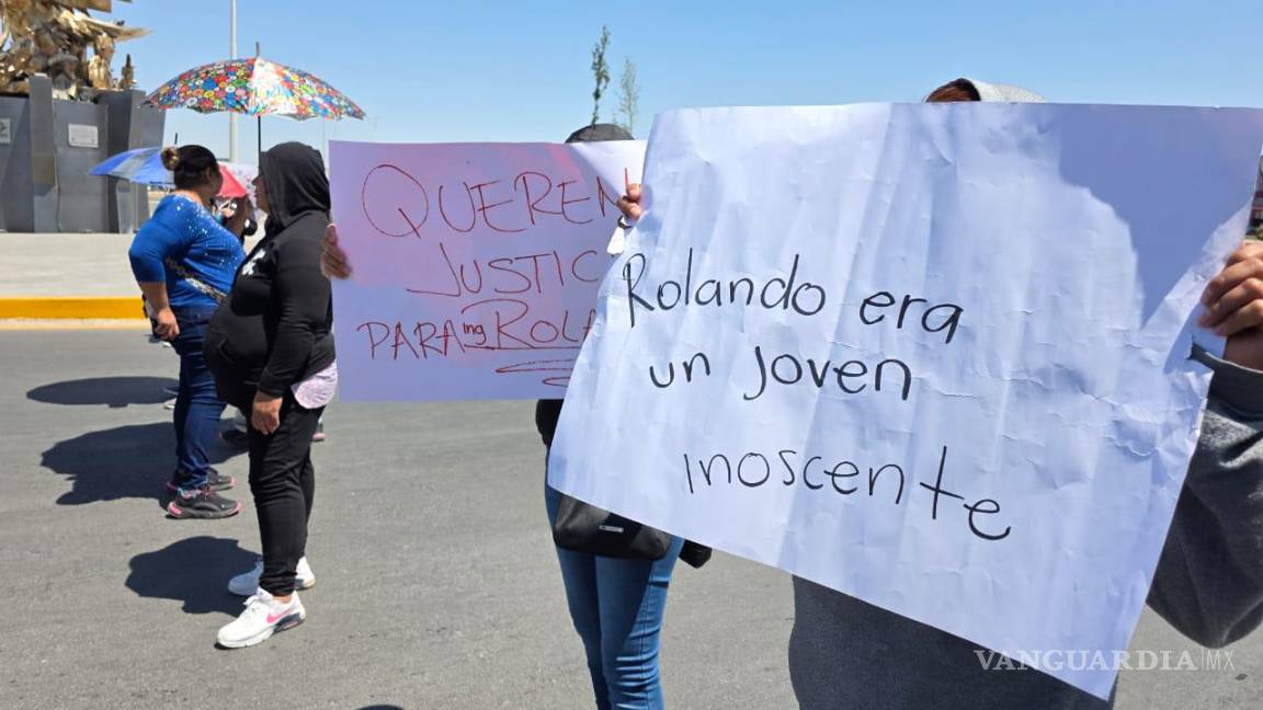 $!el nombre de Rolando encabezó varias de las pancartas durante la protesta.