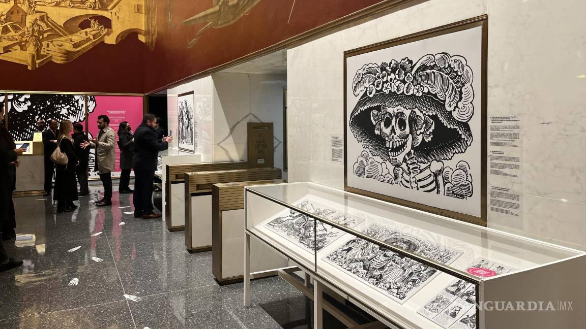 $!Personas visitan hoy la muestra sobre el grabador mexicano José Guadalupe Posada en el lobby del Rockefeller Center, en Nueva York.