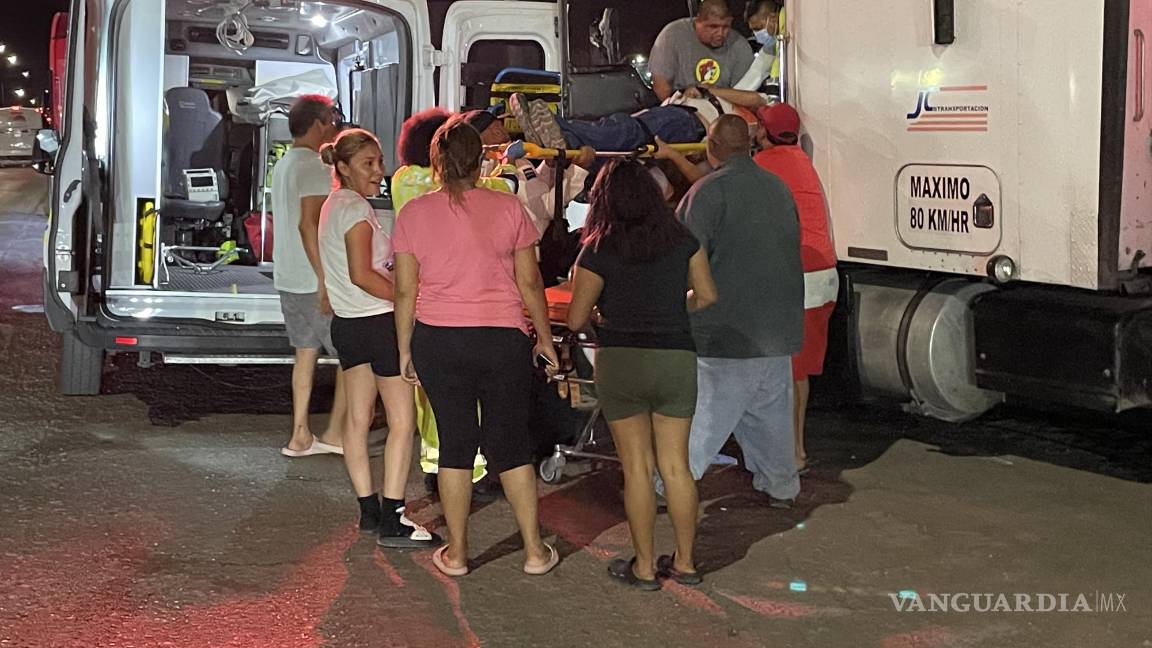 Encuentran inconsciente a conductor en el interior de su tráiler, al norte de Saltillo; policías lo rescatan