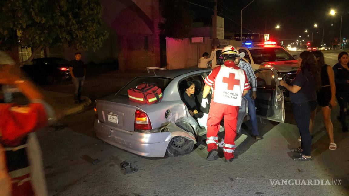 Saltillo: ebrio se pasa el rojo y provoca percance vehicular; dos mujeres terminan lesionadas