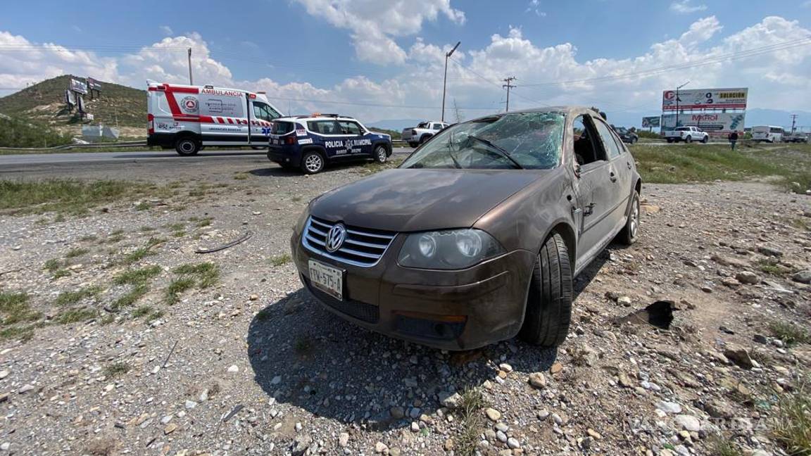 Conductor se vuelca y sale de la carretera antes de llegar a Saltillo