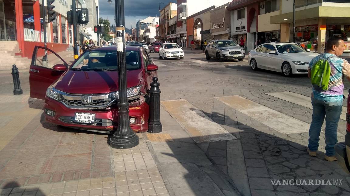 Anciano se sube a la banqueta con todo y auto, en Saltillo