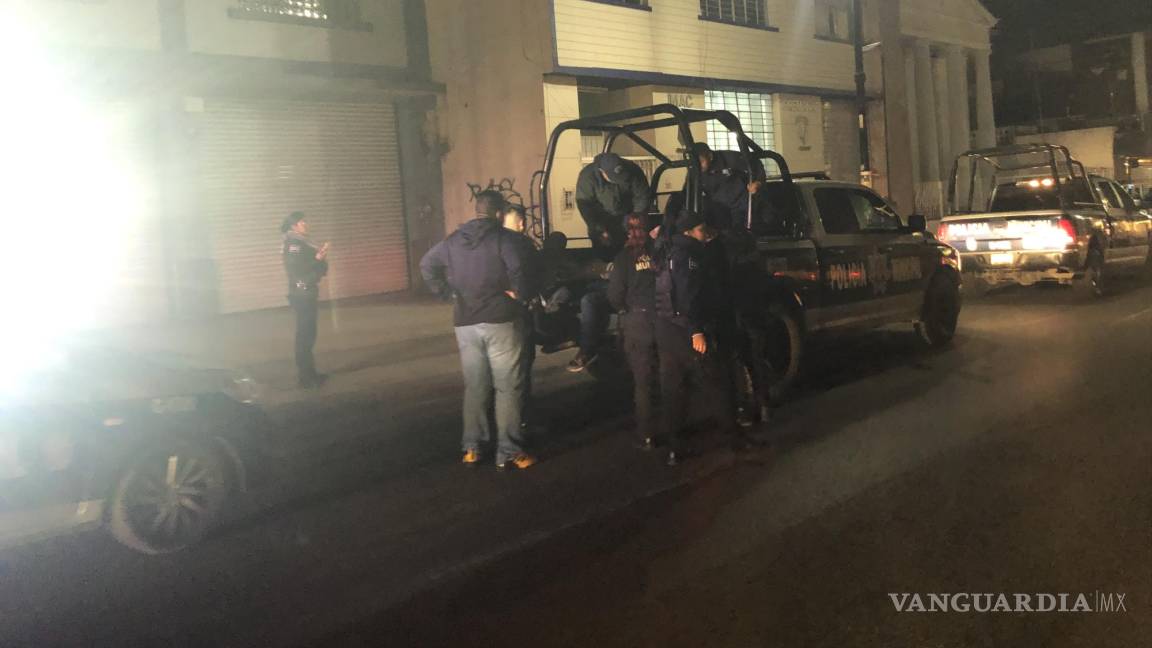 Riña en bar del Centro de Saltillo deja un oficial herido, tres detenidos y al menos 20 involucrados