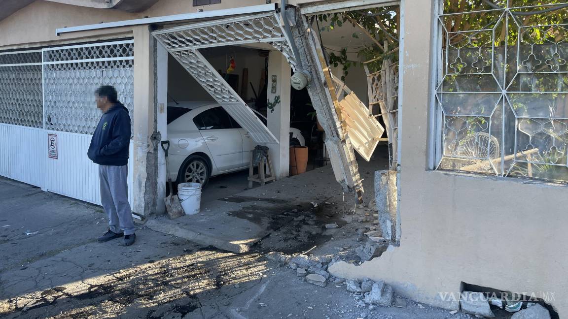 Pierde el control, destruye fachada de casa y se da a la fuga en Saltillo; presuntamente ebrio