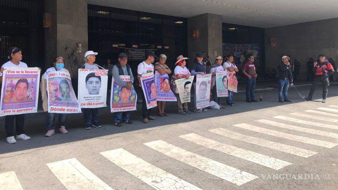 $!Padres de los 43 siguen en protesta; hoy, frente a la SRE, seguirán en el Zócalo