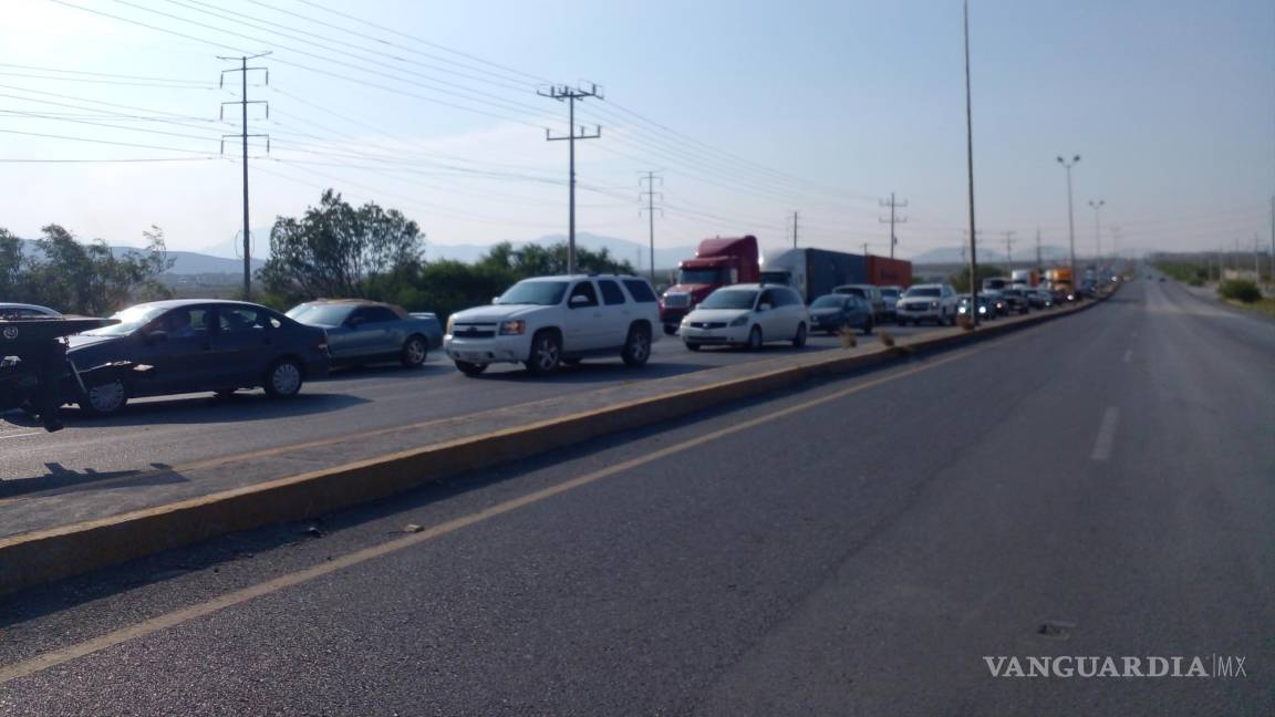 Tráiler vuelca en libramiento Óscar Flores Tapia, trasladan a chofer a hospital de Saltillo