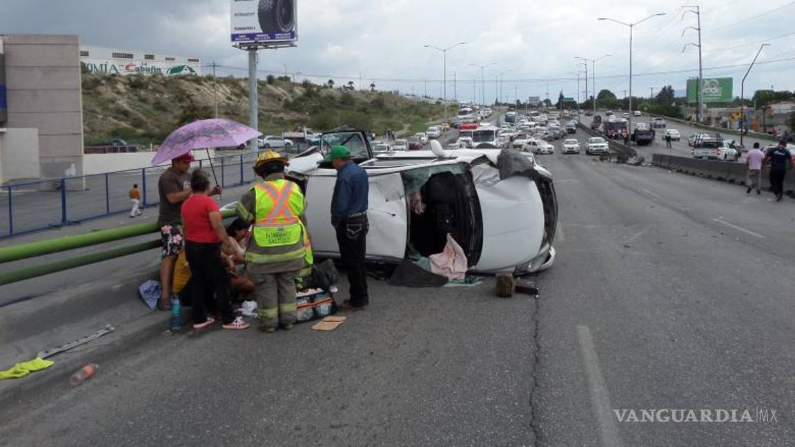 $!Agentes de Tránsito Municipal aseguraron al probable responsable y controlaron la circulación para evitar más incidentes.