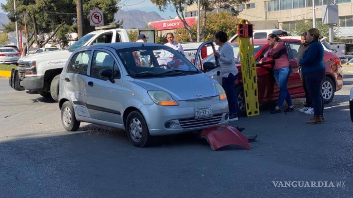 $!Adulta mayor se pasa el alto y provoca accidente en Saltillo