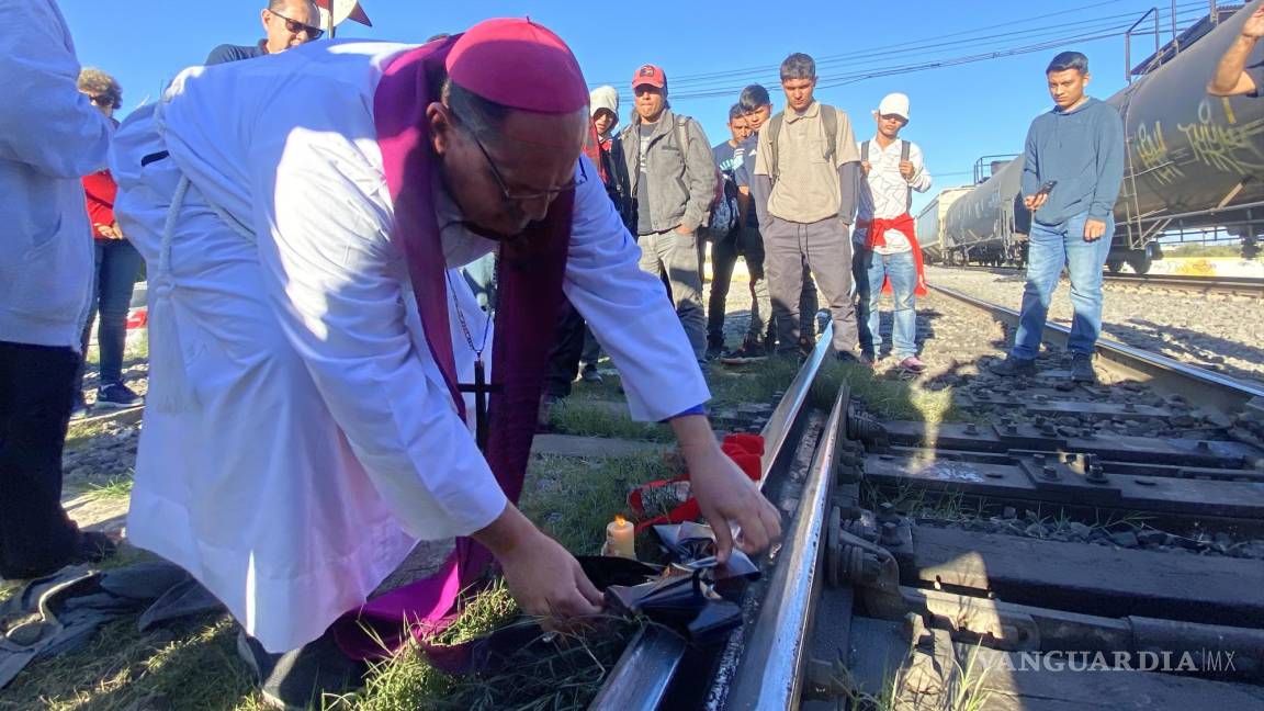 Ciudad Frontera: Obispo de Diócesis de Saltillo bendice las vías del ferrocarril, da mensaje de esperanza a migrantes