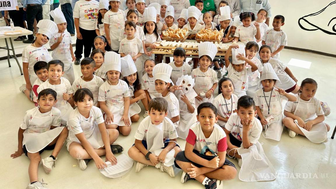 Torreón: Con apoyo de panaderos expertos, toman niños taller para elaborar pan francés