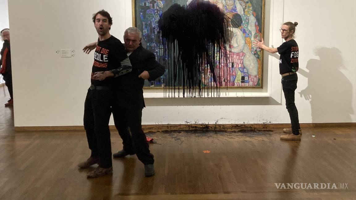 $!Activistas arrojaron líquido negro sobre el cuadro “Muerte y vida” de Gustav Klimt en el museo Leopold de Viena para denunciar la inacción contra la crisis climática.
