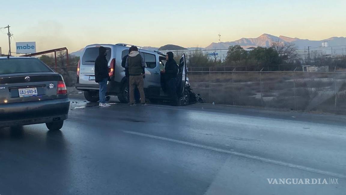 Trailero provoca caos vial y huye, en la carretera Monterrey-Saltillo