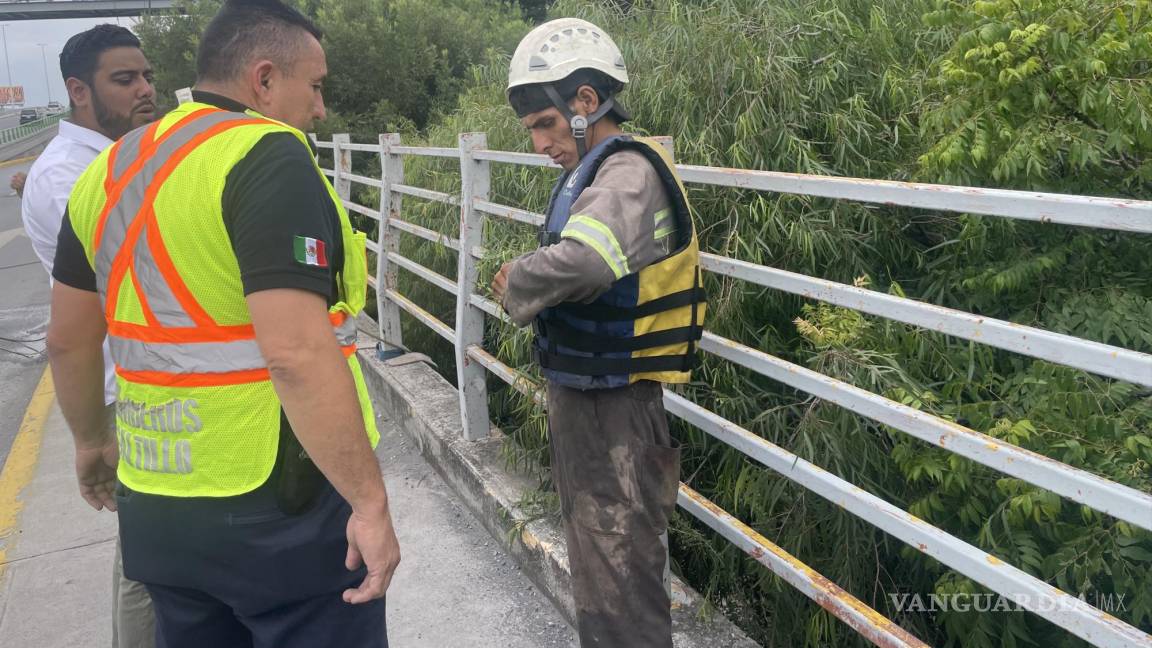 Corriente atrapa a pepenador en arroyo de Saltillo; lo rescata Protección Civil