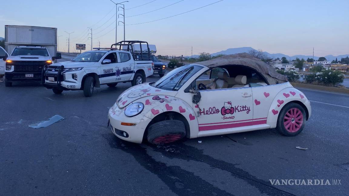 ¡Salió volando Hello Kitty! Joven vuelca su Beetle tuneado, al sur de Saltillo