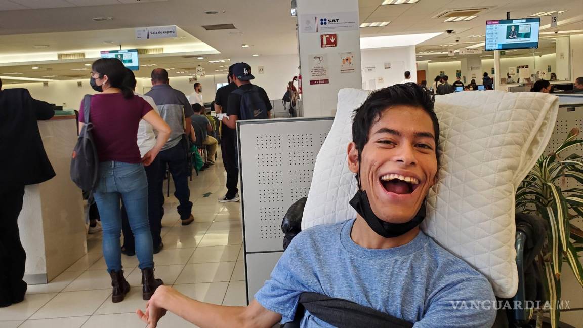 Joven con parálisis cerebral que fue discriminado por el SAT ahora demandará al gobierno de AMLO... ¡por asistencia sexual!