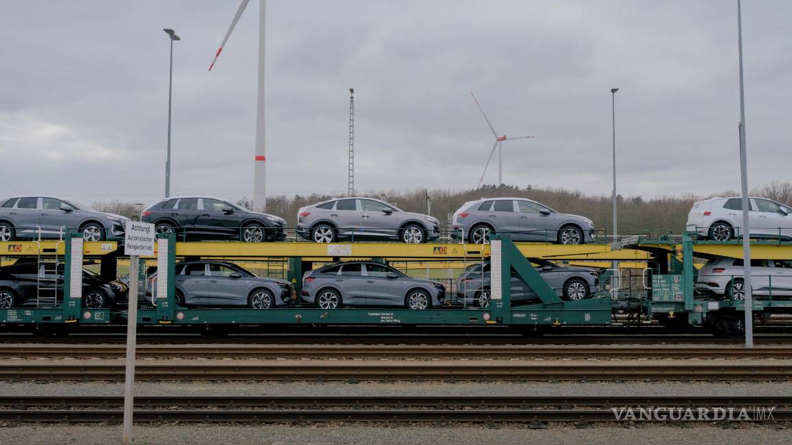 $!Los vehículos terminados salen en vagones de tren desde la fábrica de Volkswagen en Zwickau, Alemania
