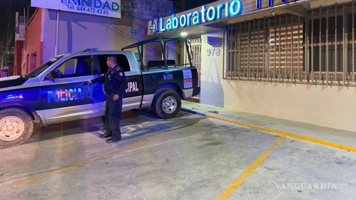 Se cae presunto ladrón al intentar huir de un laboratorio en Saltillo; es detenido