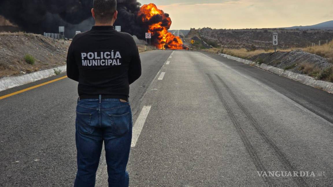 Vuelca y se incendia tráiler cargado con Gas LP en la autopista Saltillo-Torreón