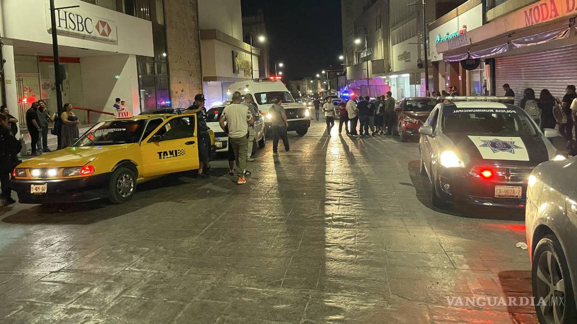 Riña en Centro de Saltillo termina mal: agreden a taxista, los hiere con un palo y gremio se deja venir en su ayuda