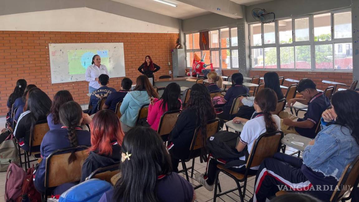 $!Las pláticas se acompañaron de la entrega de materiales impresos con números de emergencia y orientación para contactar a la Unidad de Atención a Víctimas de Saltillo.