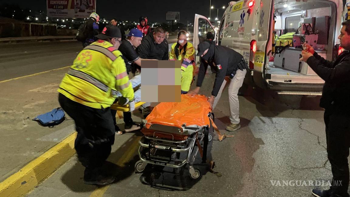 Arriesga la vida de su amigo: pierde control de su moto y acompañante sale volando, en el Periférico LEA de Saltillo