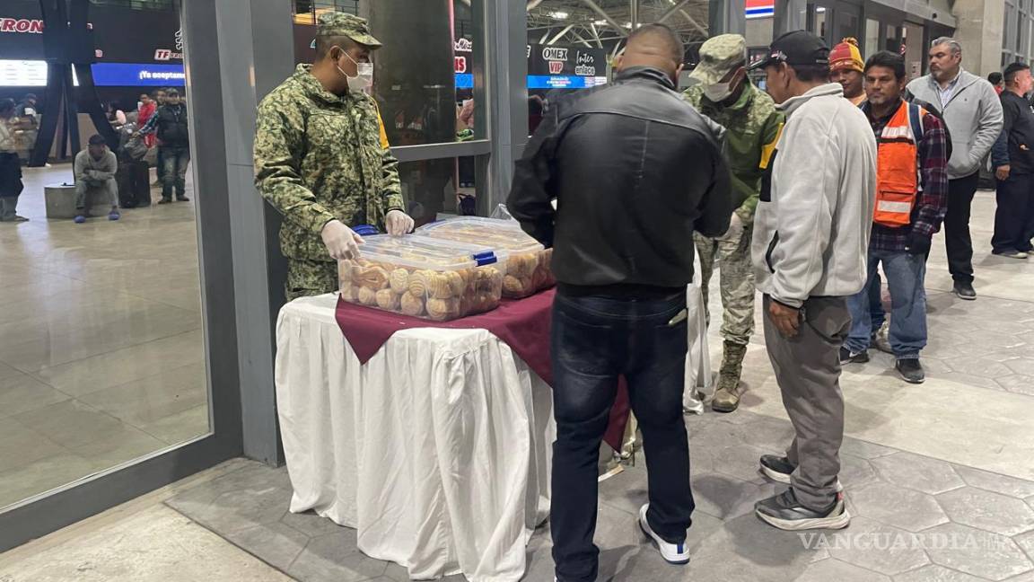 Soldados reparten café y pan en la Central de Autobuses de Monterrey ante bajas temperaturas