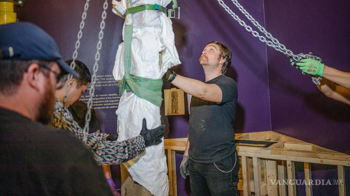 $!Desempaquetando la estatua del jugador de béisbol para la exhibición, “Ancient Huasteca Women: Goddesses, Warriors and Governors”.