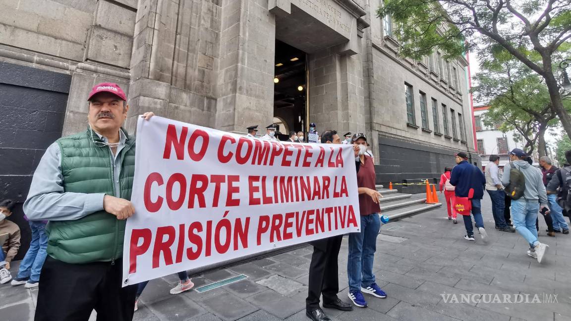 $!Manifestantes contra la prisión preventiva.