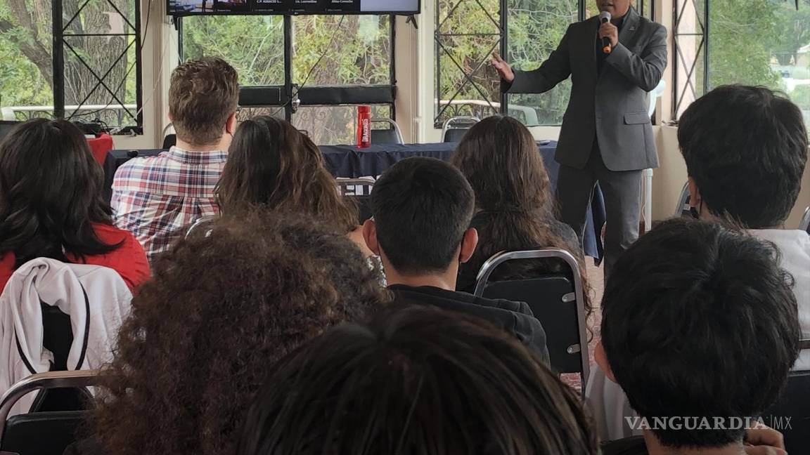 Colegio de Contadores Públicos de Saltillo dan conferencia en carolina