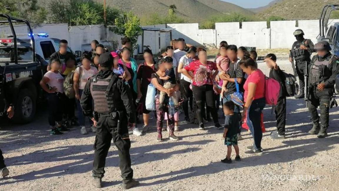 $!Los migrantes fueron rescatados por elementos de Fuerza Civil que realizaban labores de patrullaje.
