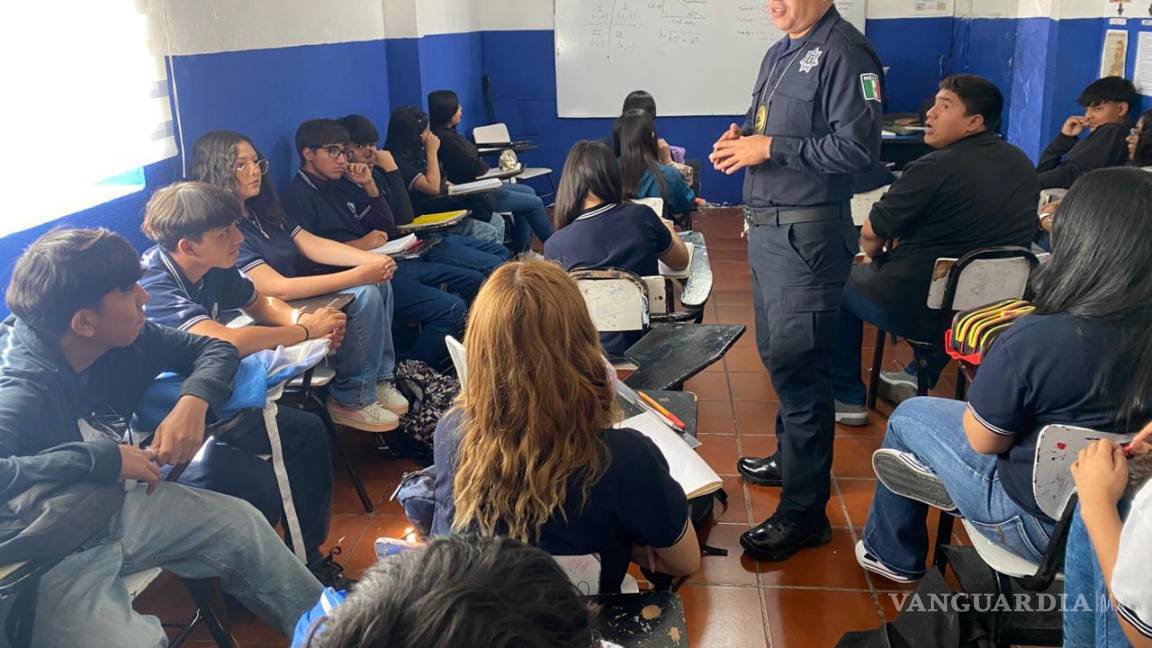 $!Estudiantes del Colegio de Bachilleres de Ramos Arizpe reciben información preventiva sobre el uso adecuado de redes sociales como parte del programa de proximidad social.