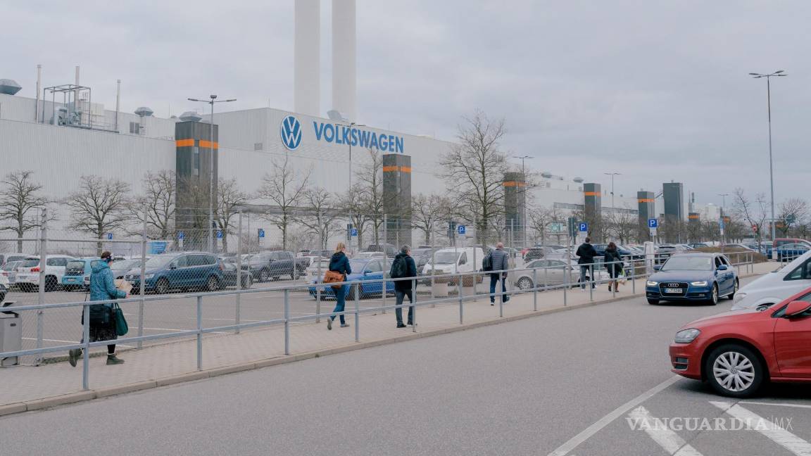 $!Los trabajadores abandonan la fábrica de Volkswagen en Zwickau, Alemania.