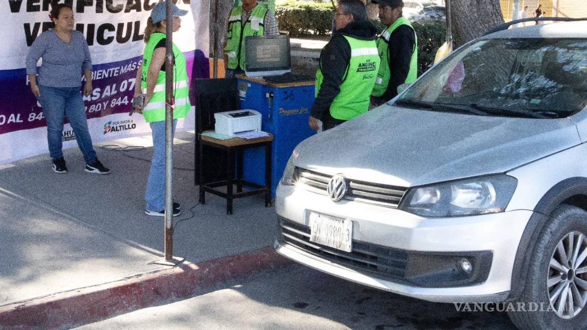 $!Únicamente poco más de 6 mil unidades han sido verificadas, de un padrón de 350 mil vehículos que hay en Saltillo.