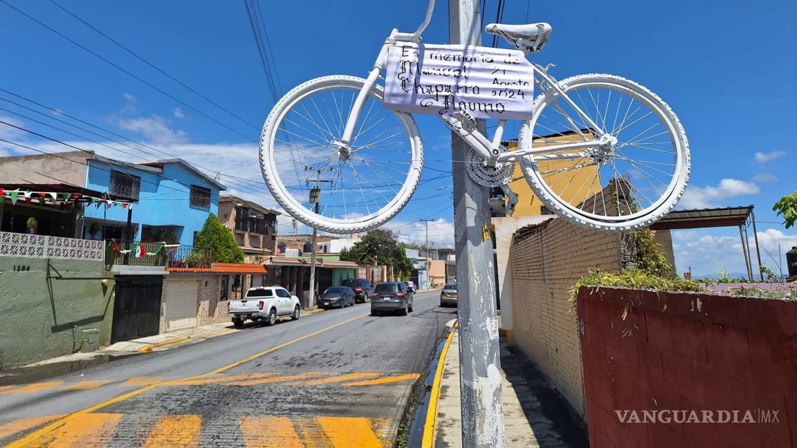 Instalan en Saltillo ‘bici blanca’ en memoria de ciclista arrollado por patrulla municipal