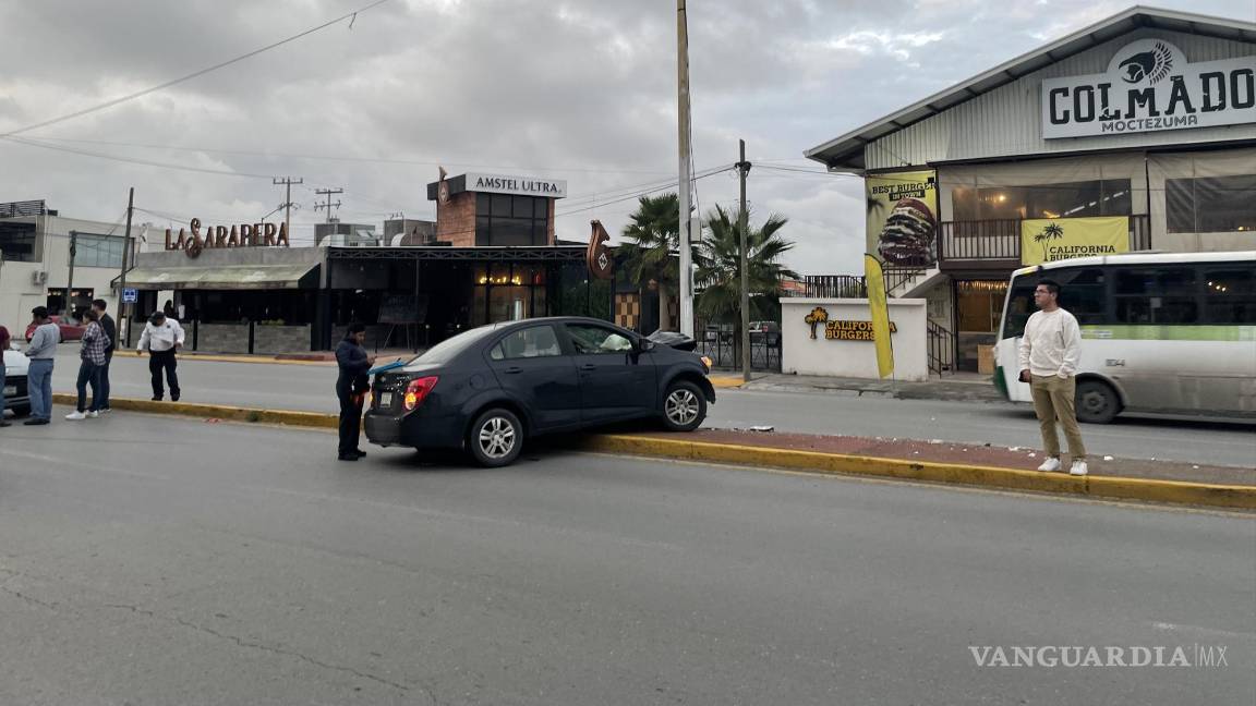 Por ir a exceso de velocidad, vehículo se estrella contra luminaria y casi la derriba en Saltillo