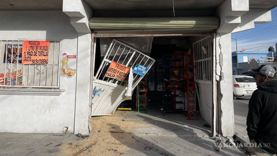 Madre pierde el control de su vehículo y choca contra ‘tiendita’ en Saltillo