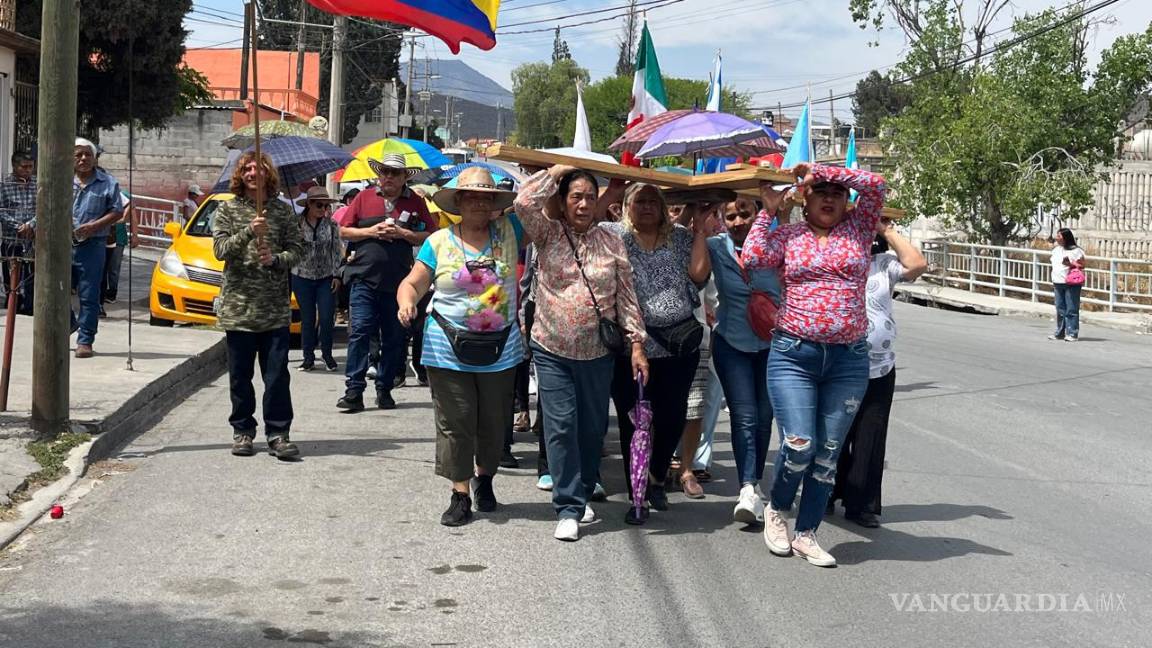 $!El Viacrucis fue una oportunidad para que los migrantes vivieran una experiencia de unidad y respeto con la comunidad local.