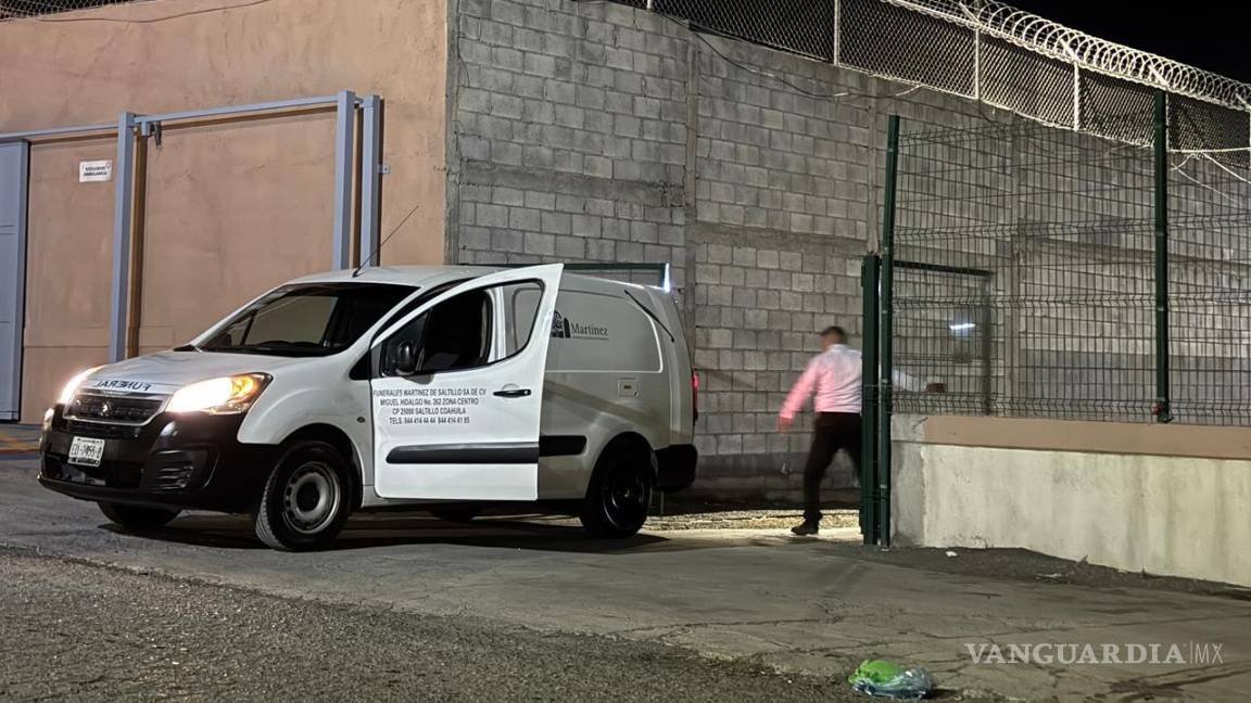 $!Peritos de la Fiscalía realizaron diligencias antes de trasladar el cuerpo al Semefo.