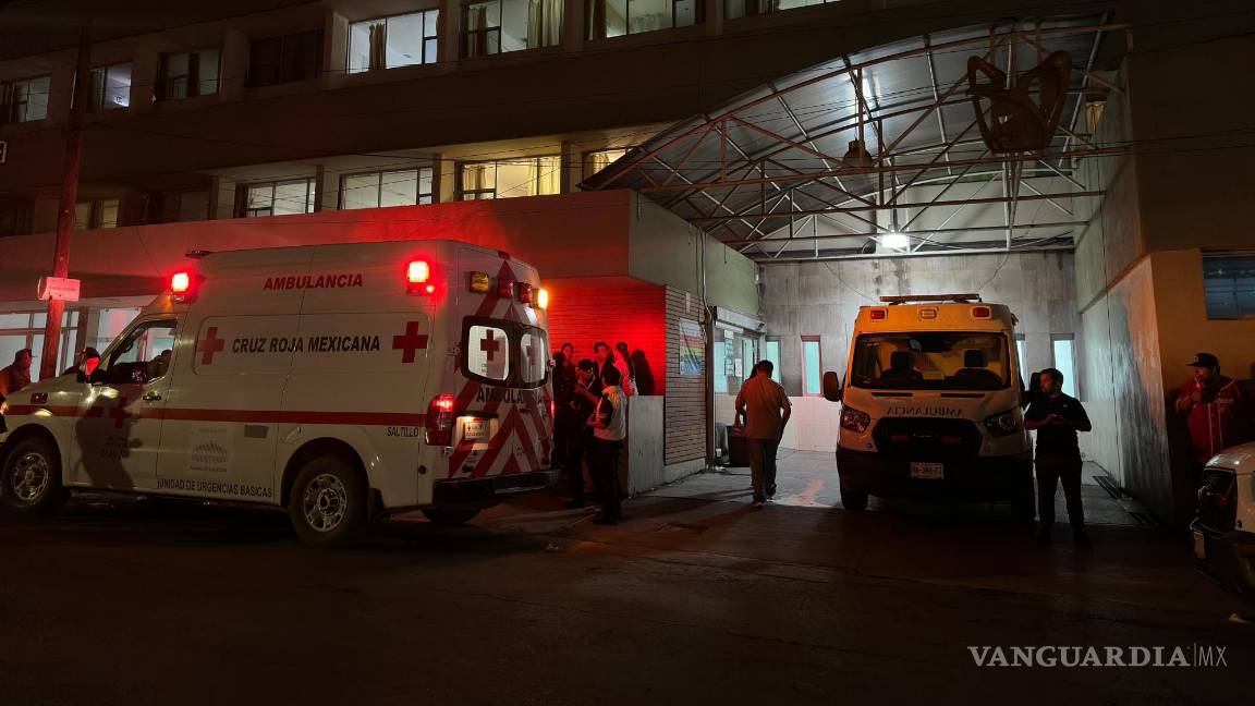 $!Socorristas de la Cruz Roja atiendieron a Ángel, el adolescente lesionado, hasta su traslado a la Clínica del IMSS.