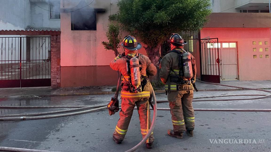 Incendia su casa en Saltillo, acaba intoxicado y lesionado