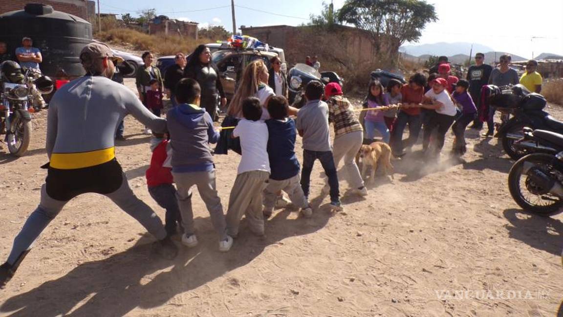 $!Superhéroes y motociclistas unidos para llevar diversión a los pequeños