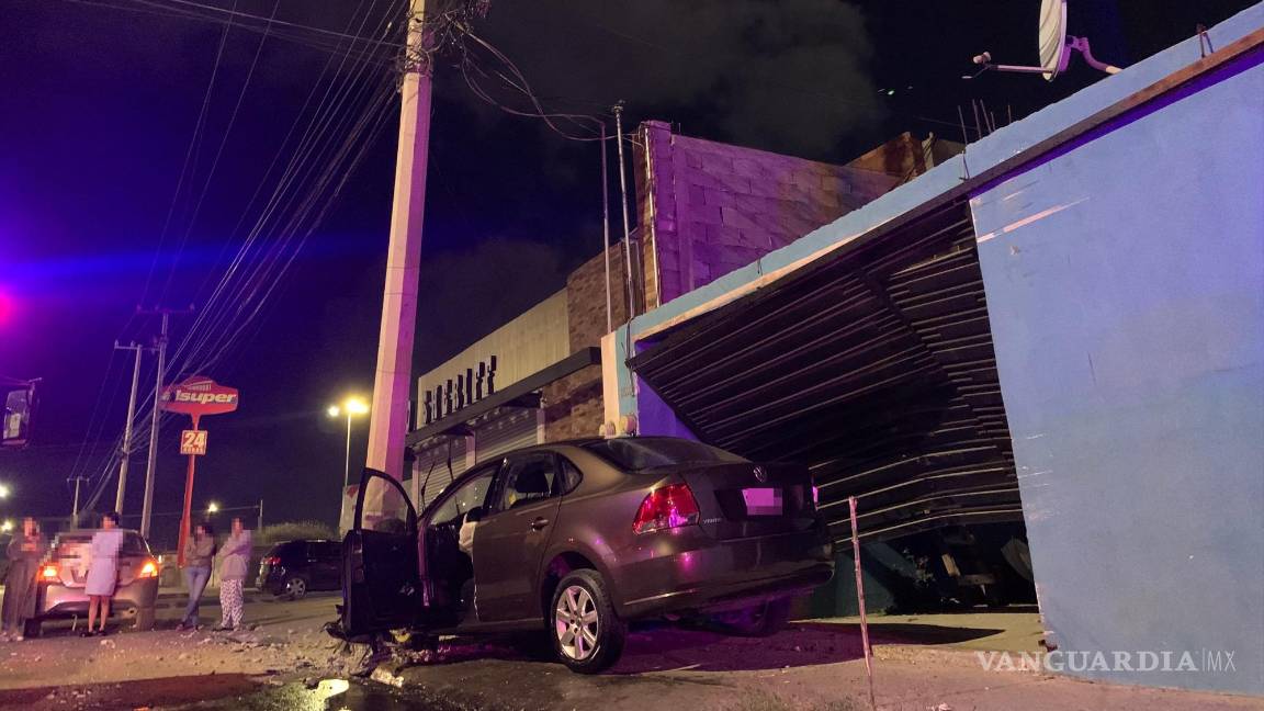 $!El portón de una vivienda resultó dañado tras el choque del vehículo.