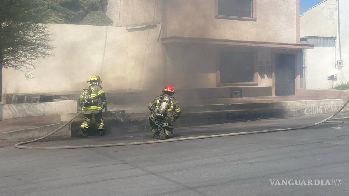 $!La entrada a la alcantarilla donde vive “Chucky” fue acordonada por bomberos tras reactivarse el incendio; el fuego consumió cobijas, plástico y madera acumulada en el interior.