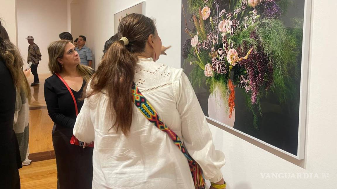 Exhibe MARCO muestra de fotografías de arreglos florales impregnados de fluidos corporales