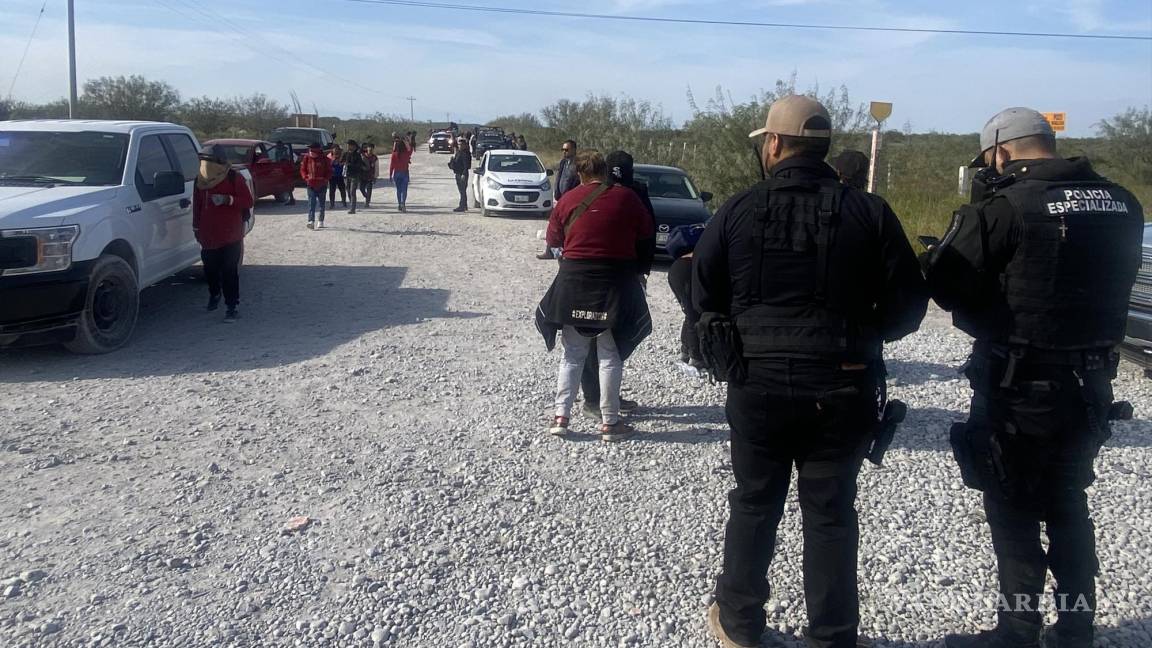 Autoridades bajan a miles de migrantes del tren en Monclova y Castaños; continúan su camino a pie por carretera 57