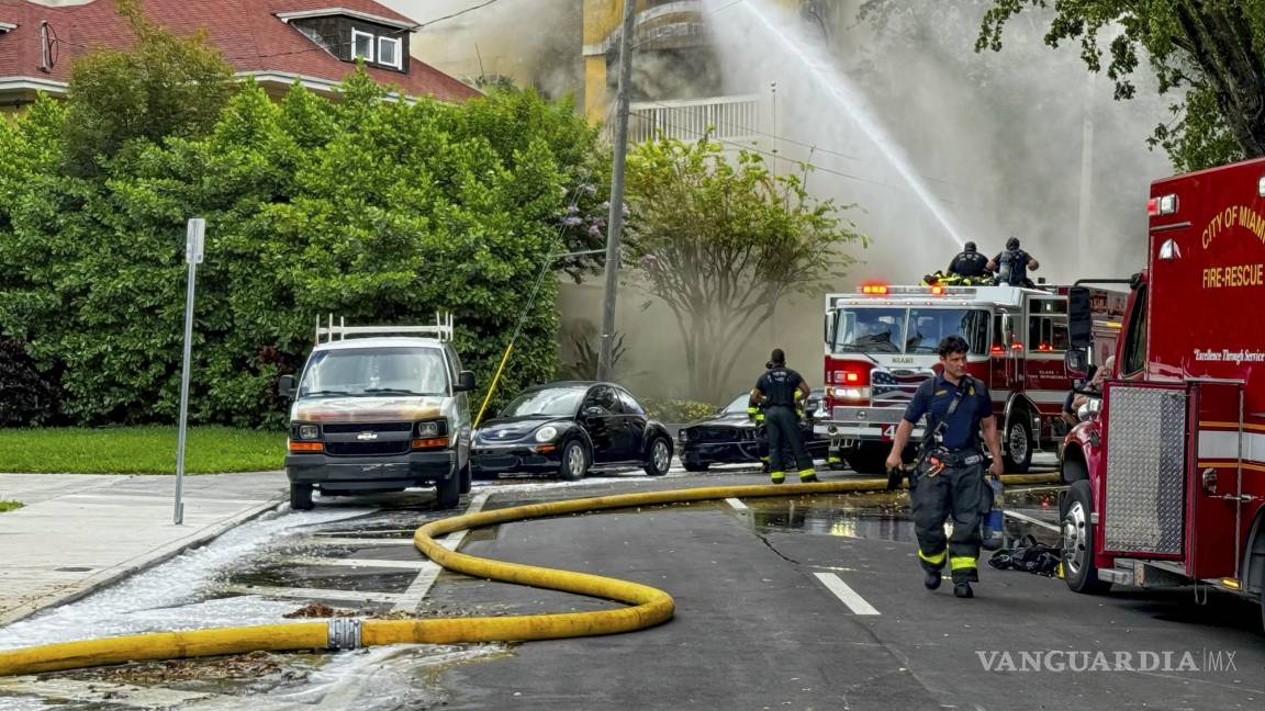 $!Bomberos y policías de Miami trabajan extinguiendo un incendio en el edificio de departamentos Temple Court Apartments en Miami.