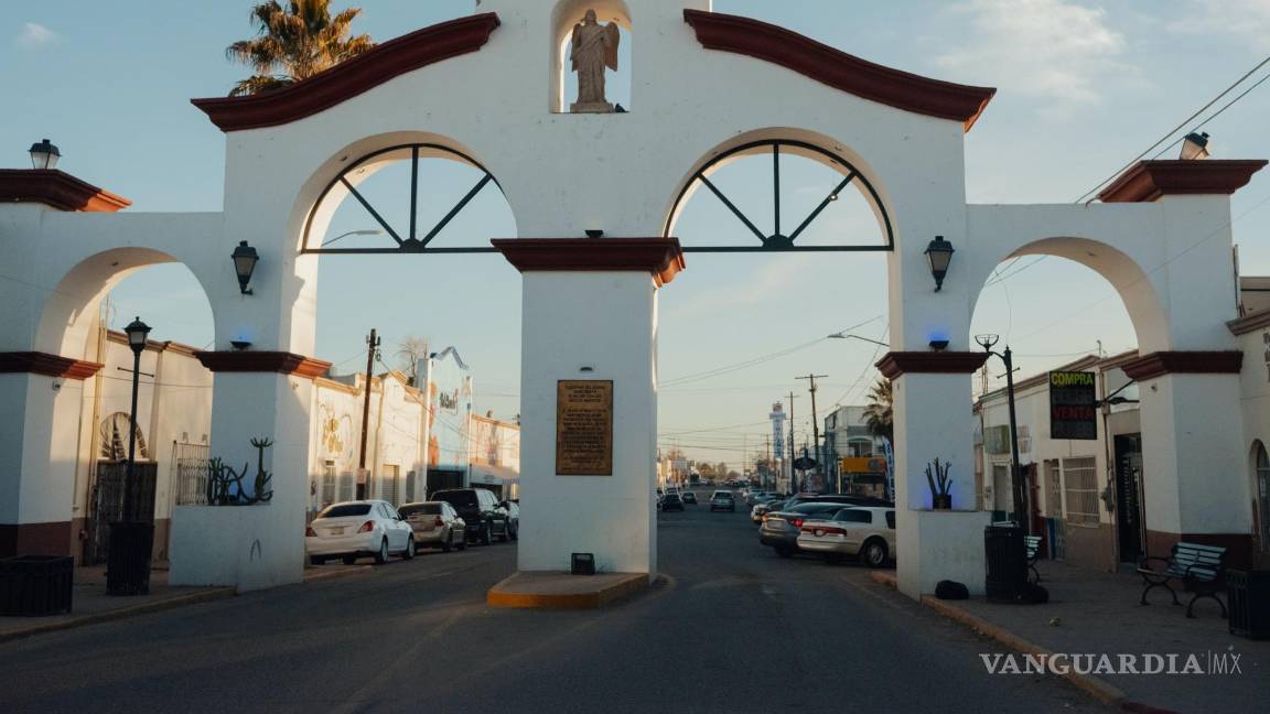 $!La puerta de entrada a Agua Prieta, Sonora y su calle más bulliciosa, que está a una cuadra de la nueva biblioteca.
