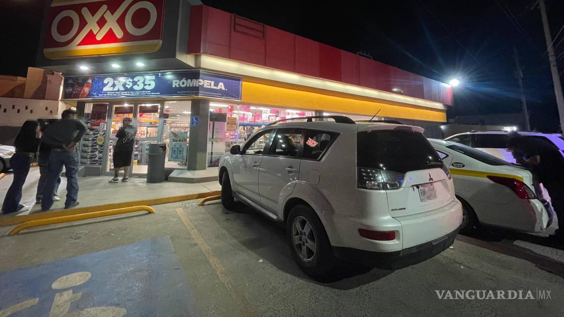 $!La camioneta Mitsubishi blanca quedó incrustada en el ventanal principal de la tienda tras el error de la conductora.