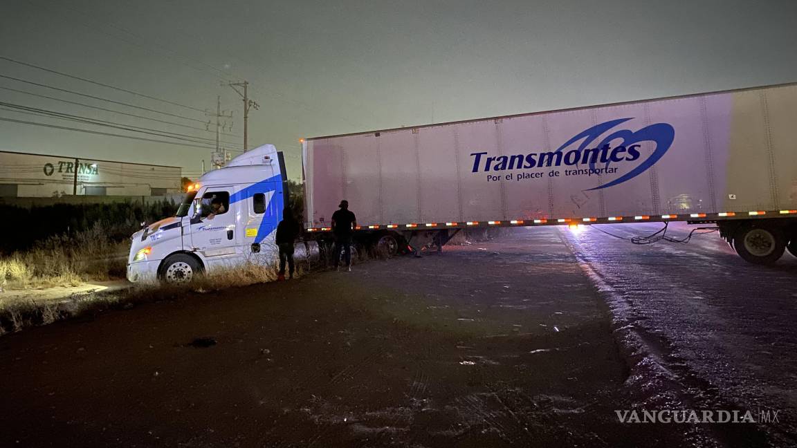 Intenta tráiler retornar y se atora en la antigua Saltillo-Monclova; bloquea la circulación