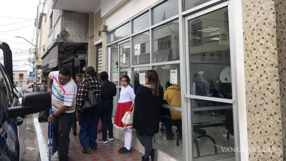 Saltilleneses toman calle en protesta contra en el Banco Bienestar por mala logística en la entrega de tarjetas para becas estudiantiles